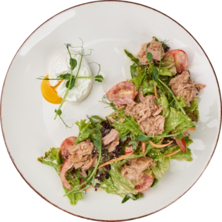Salad with tuna and poached egg