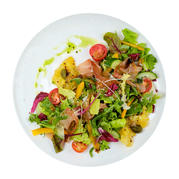 Salad with ham and mango chutney 